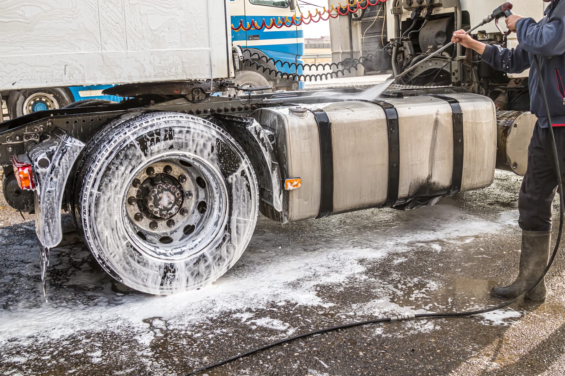 Nuestro metodo de lavado de tractocamiones es totalemten profesional